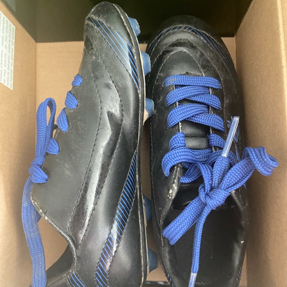 Boys soccer cleats gently used